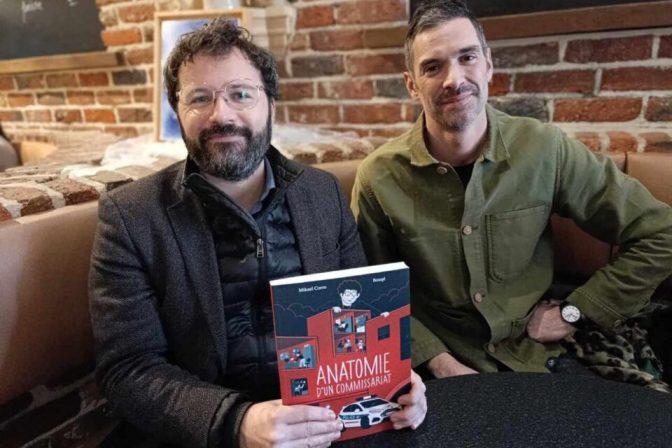 Mikael Corre et Bouqé tenant la bande-dessinée Anatomie d'un commissariat qu'ils ont co-écrite ensemble