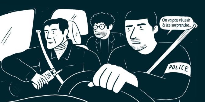 Planche dans une voiture de police où l'on voit au premier plan deux policiers et au second Mikael Corre le journaliste