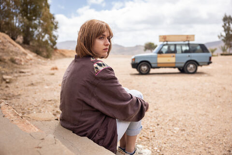 Image tirée de la série How to kill your sister en compétition à Canneseries avec le cercueil sur la voiture. 