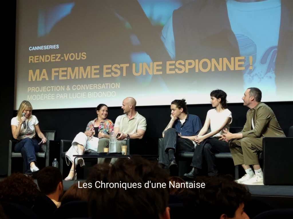 Le casting de la série Ma femme est une espionne au festival Canneseries pour la première mondiale de la série, bientôt sur M6. En présence de Marie Gillian, Nicolas Gob et Claire Chust et du réalisateur Léor Karmann et du scénariste Jean Prevost. Arnaud Ducret ne pouvait être présent. Credit photo : Julia Portzenem Les Chroniques d'une Nantaise