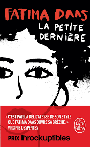Couverture du roman de Fatima Daas La petite dernière publié au livre de poche qui a reçu le prix des incorruptibles et est adapté au cinéma par Hafsia Herzi. Le film fait partie de la compétition du festival de Cannes 2025 avec Nadia Melliti dans le rôle principal. 