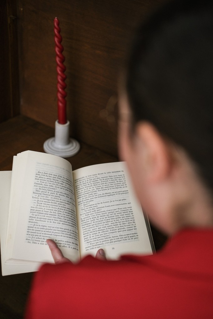 Julia Portzenem - rédactrice en chef du média de recommandations culturelles Les Chroniques d'une Nantaise - les heures de lecture nécessaires à la rédaction de l'article sur le devoir de mémoire de la guerre d'Algérie et l'importance des œuvres de fiction dans ce processus