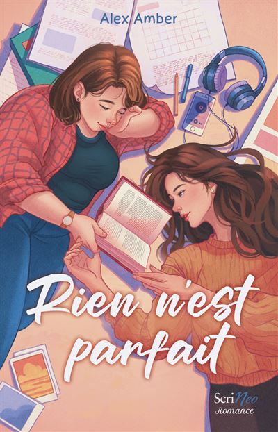 Couverture du roman Rien n'est parfait d'Alex Amber publié aux éditions Scrinéo. C'est son premier roman, une romance lesbienne et saphique entre deux lycéennes. C'est un roman Young Adult. 